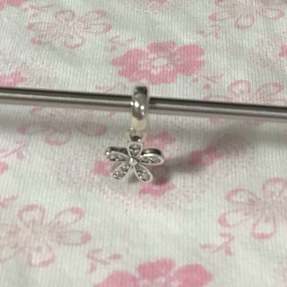 Pandora dazzling daisy dangle charm - Picture 3 of 5